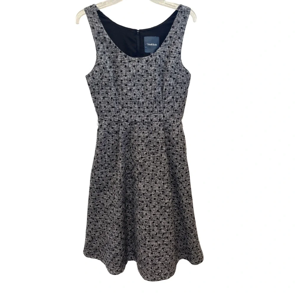 modcloth grey dress ModCloth Dress Size 8 Grey With Black Polka Dot Sleeveless Fit and Flare  Pockets